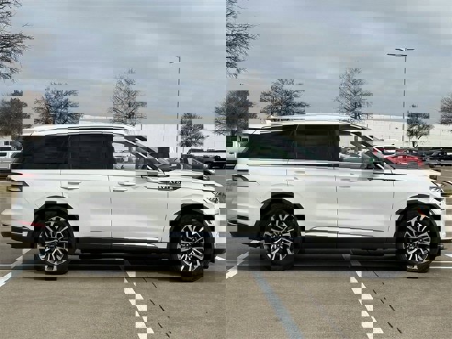 Used 2021 Lincoln Aviator Reserve w/ Elements Package Plus image 3