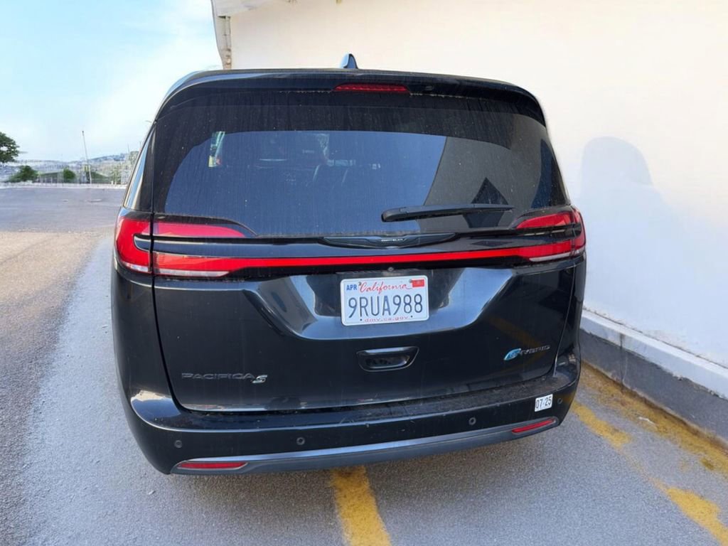 Used 2022 Chrysler Pacifica Limited w/ Uconnect Theater Family Group image 16