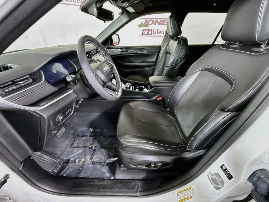 Used 2023 Jeep Grand Cherokee Altitude AWD/4WD image 25