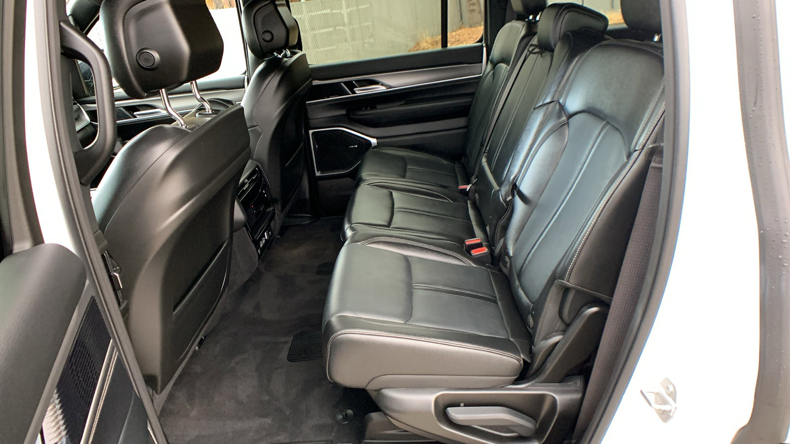 Used 2025 Jeep Wagoneer 4WD image 24