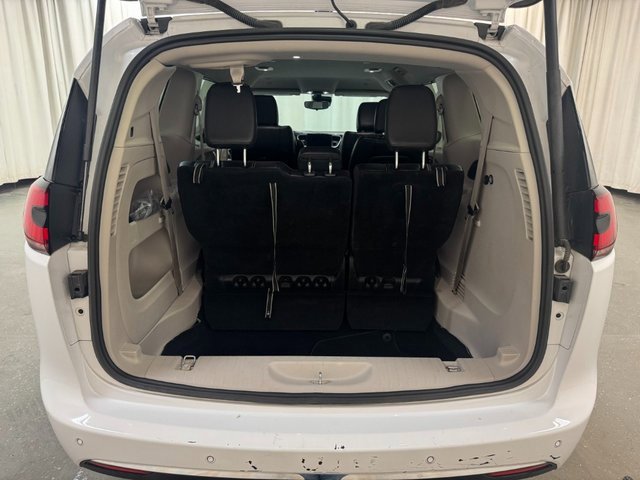 Used 2024 Chrysler Pacifica Touring-L image 27