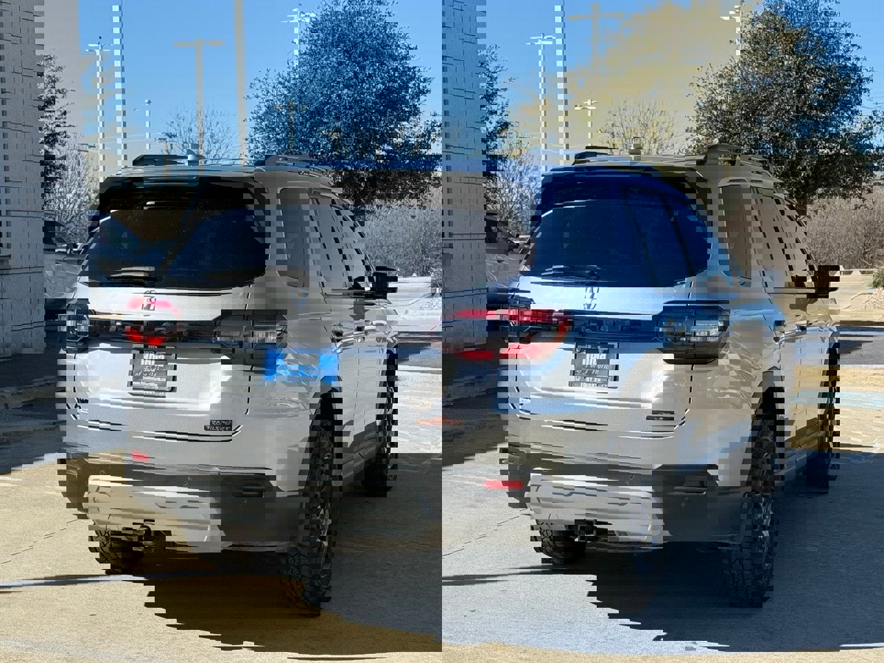 Used 2025 Honda Pilot TrailSport image 6