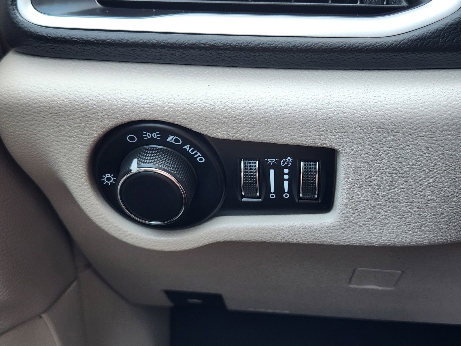 Used 2023 Chrysler Voyager LX image 24