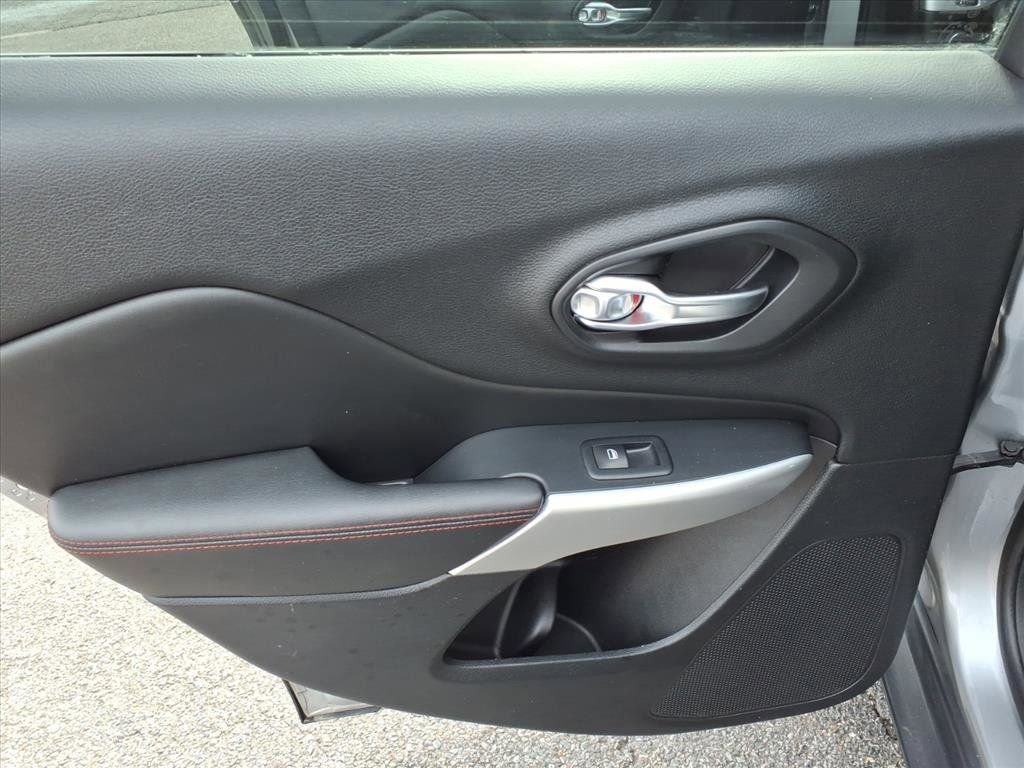 Used 2017 Jeep Cherokee Trailhawk w/ Cold Weather Group image 21