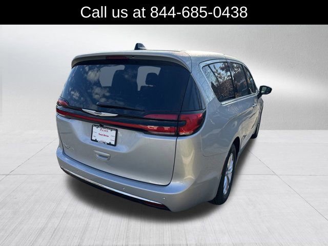 New 2026 Chrysler Pacifica Select image 5