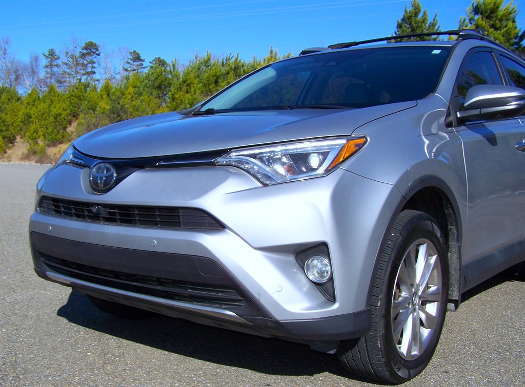 Used 2018 Toyota RAV4 Limited FWD image 16