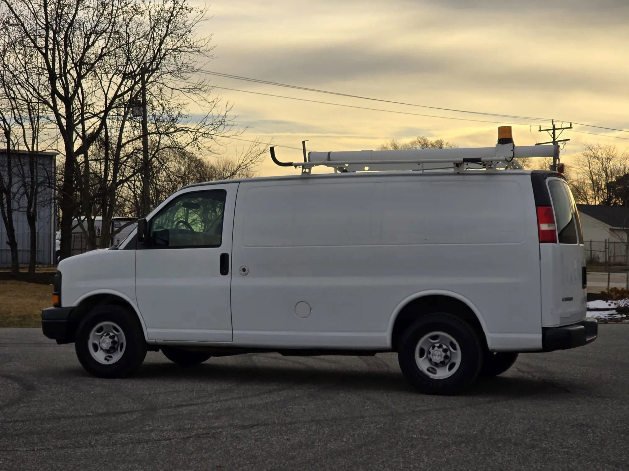 Used 2009 Chevrolet Express 2500 image 15