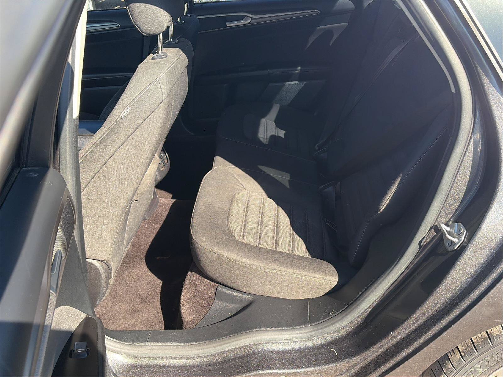 Used 2017 Ford Fusion SE FWD image 12