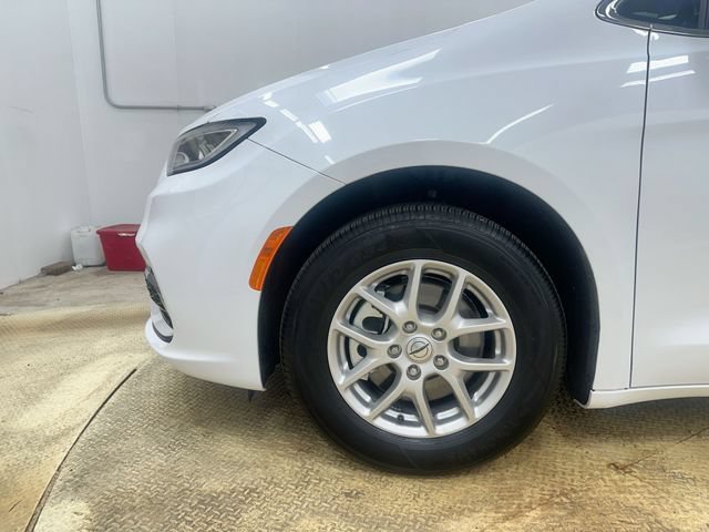 Used 2025 Chrysler Pacifica Select FWD image 19