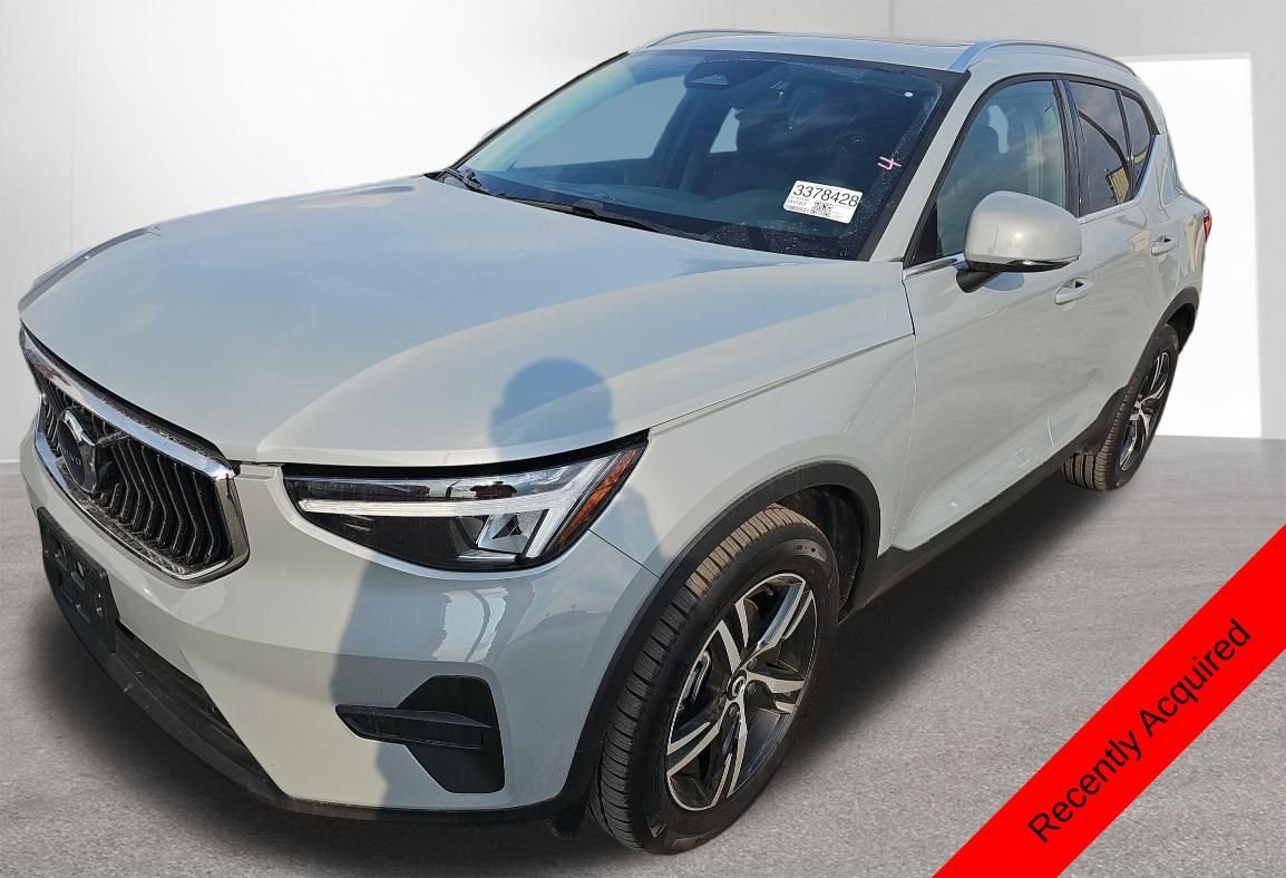 Used 2025 Volvo XC40 B5 Core image 1