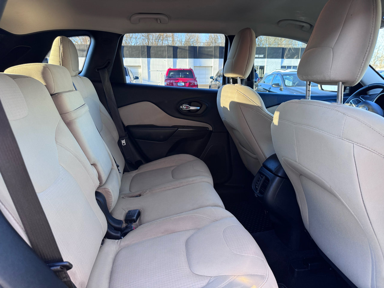 Used 2016 Jeep Cherokee Latitude w/ Comfort/Convenience Group image 11