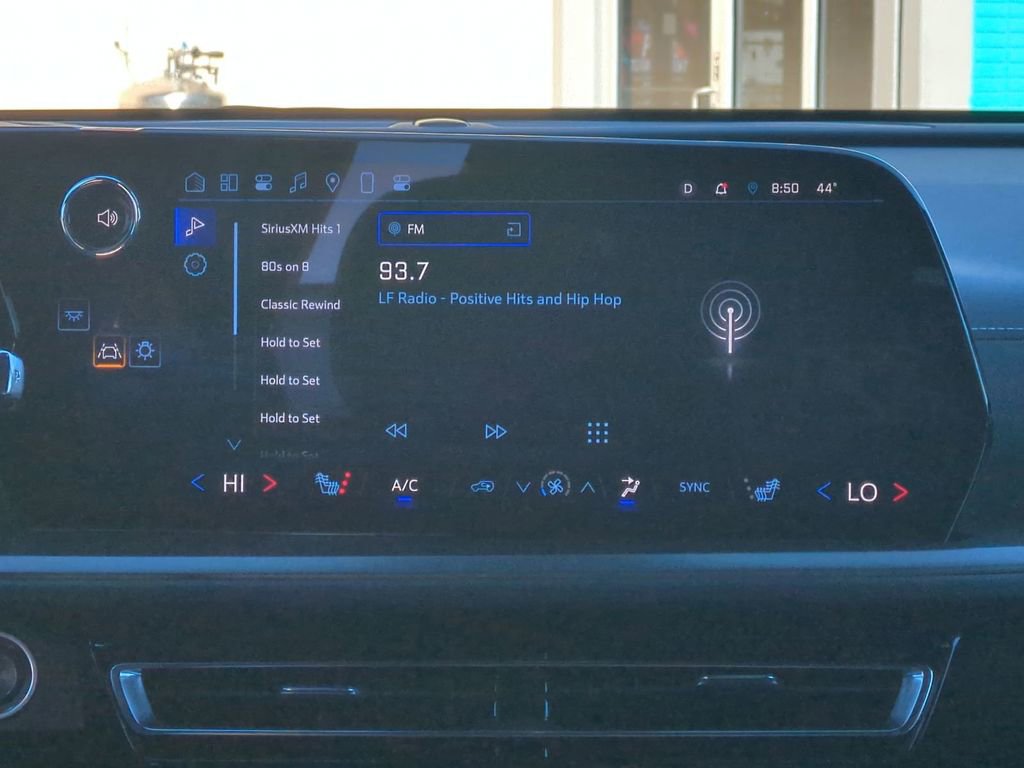 Used 2025 Chevrolet Traverse LT image 22