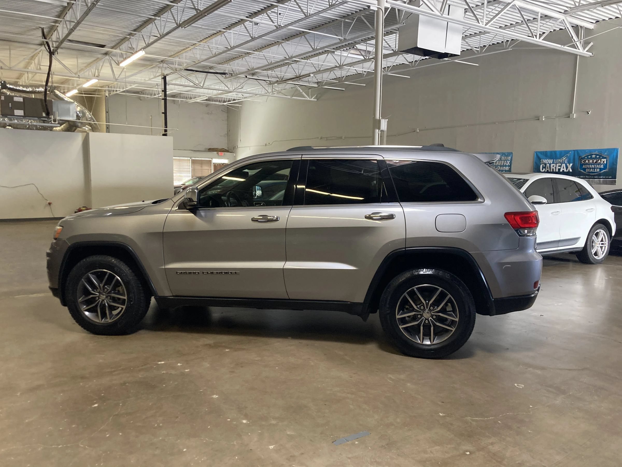Used 2018 Jeep Grand Cherokee Limited AWD/4WD image 7