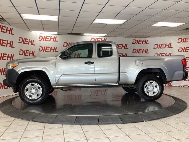 Used 2017 Toyota Tacoma SR AWD/4WD image 4