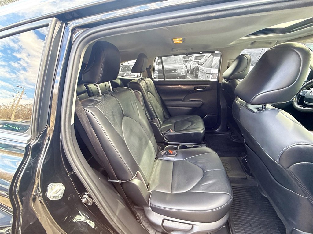 Used 2023 Toyota Highlander XLE image 32