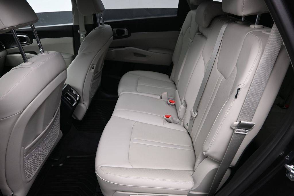 Certified 2025 Kia Sorento S w/ Panoramic Sunroof Package FWD image 31