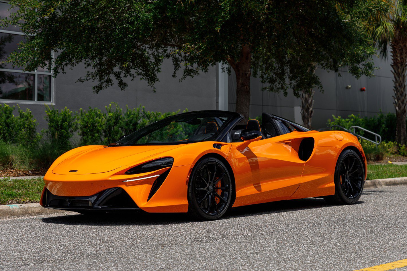 Used 2025 McLaren Artura Spider RWD image 21
