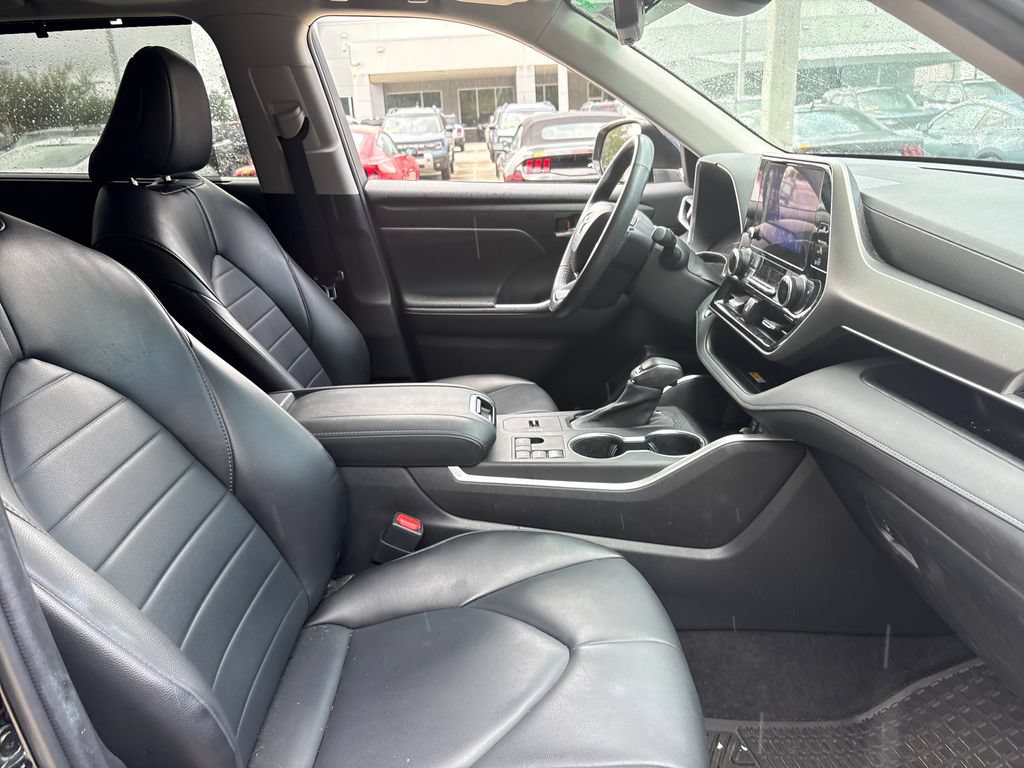 Used 2023 Toyota Highlander XLE FWD image 28