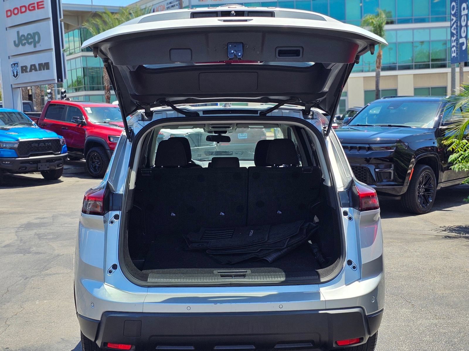 Used 2024 Nissan Rogue S FWD image 7
