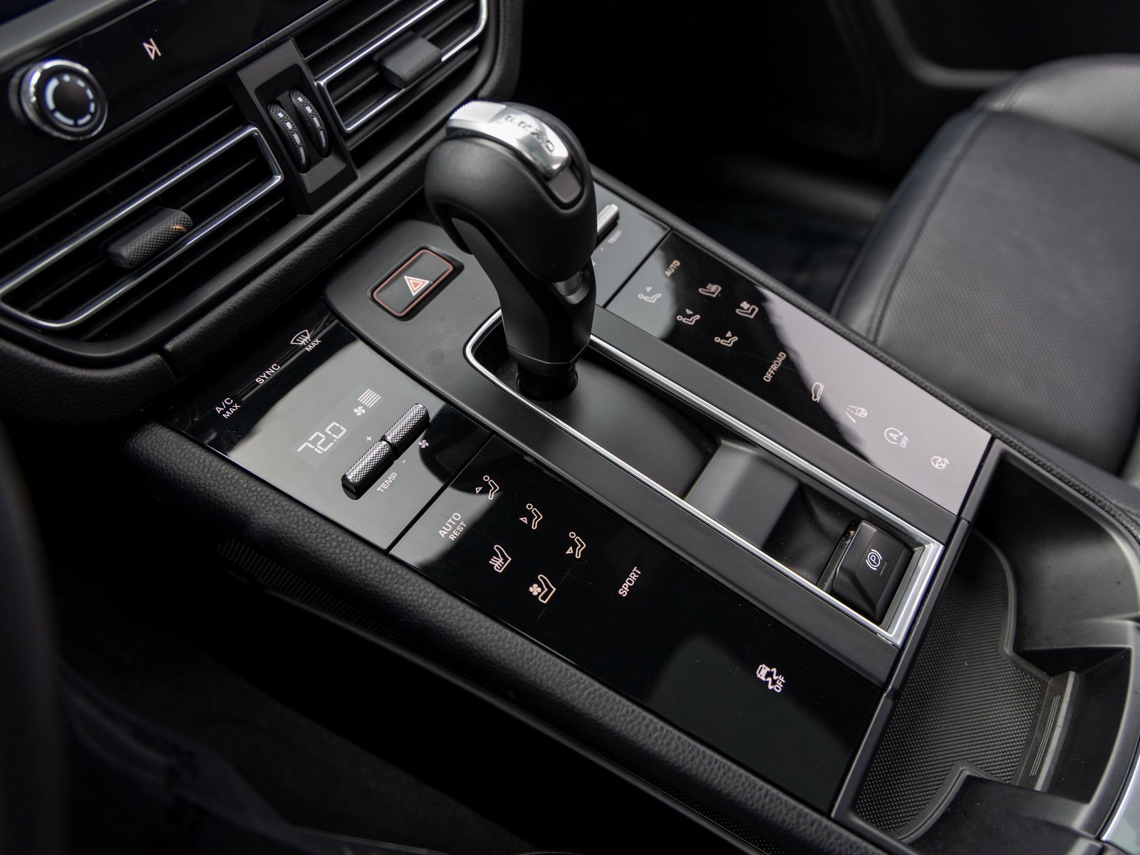 Certified 2023 Porsche Macan image 37