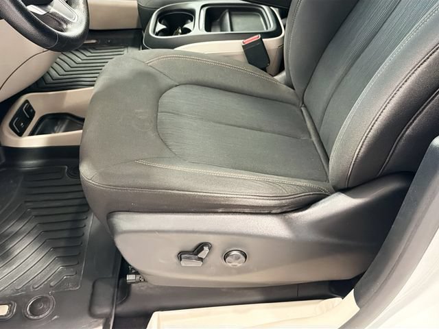 Used 2019 Chrysler Pacifica Touring Plus w/ Advanced Safetytec Group FWD image 17