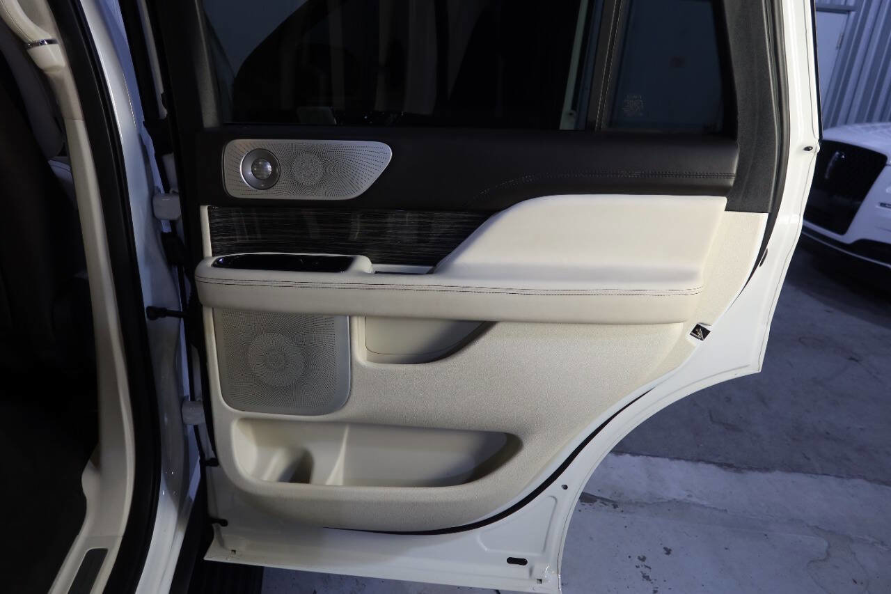 Used 2020 Lincoln Navigator Black Label w/ Cargo Convenience Package image 32