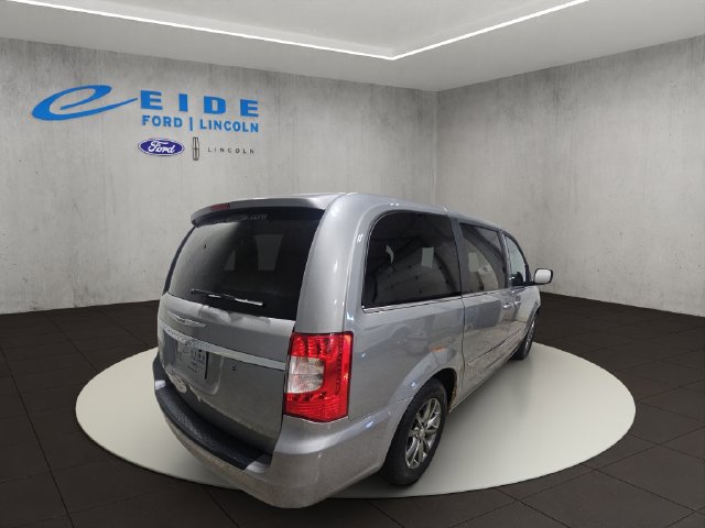 Used 2015 Chrysler Town & Country S FWD image 10