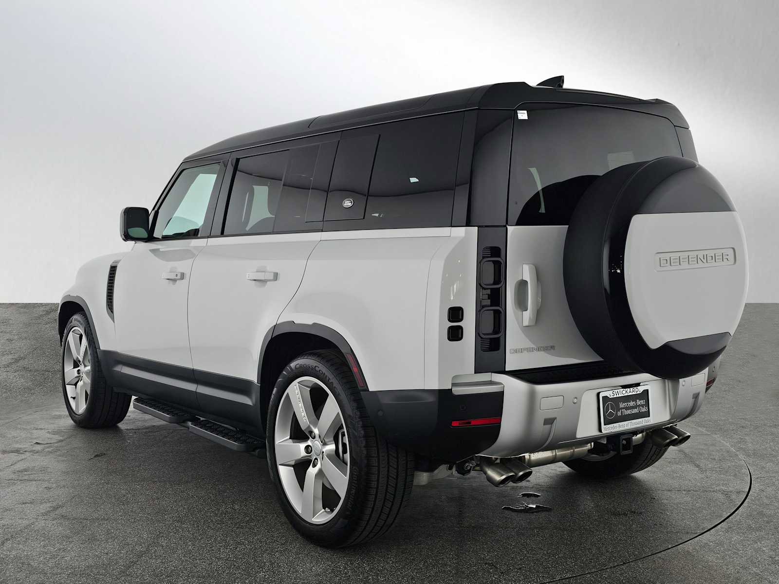 Used 2024 Land Rover Defender 110 SE image 5