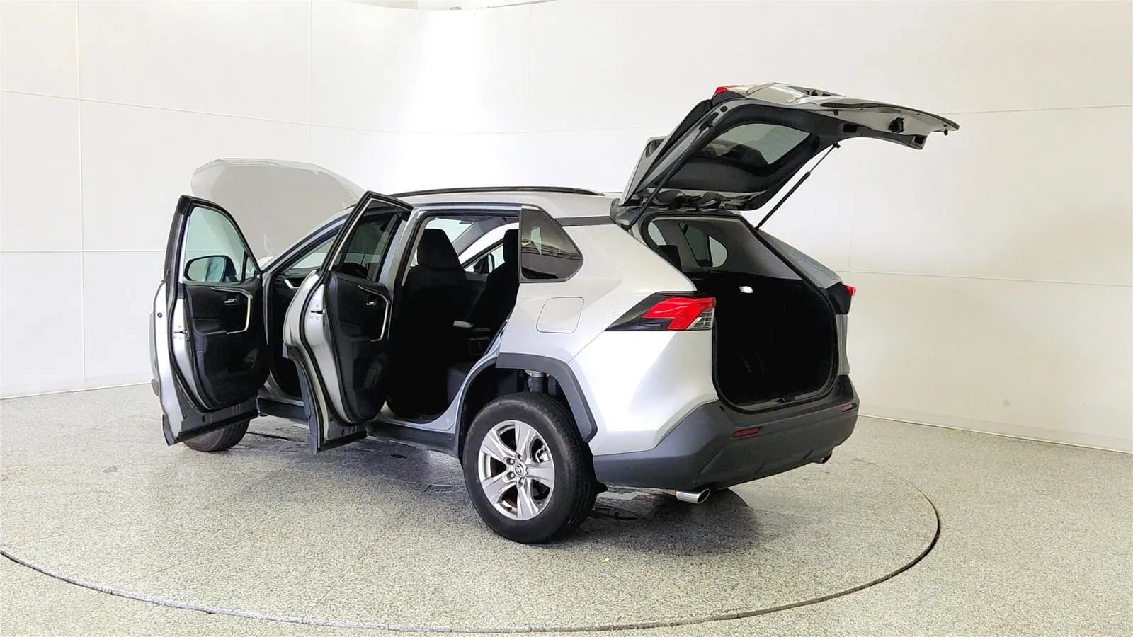 Used 2024 Toyota RAV4 XLE FWD image 12