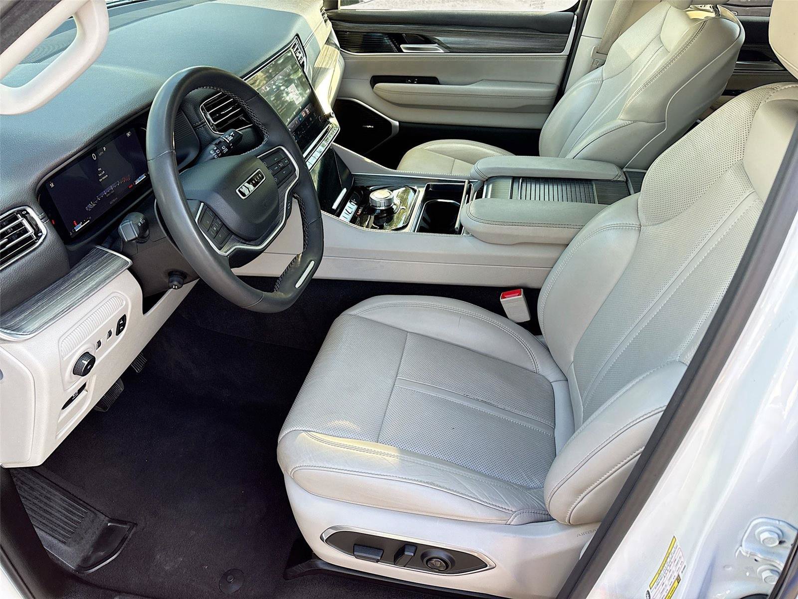Used 2024 Jeep Wagoneer L Series II RWD image 22