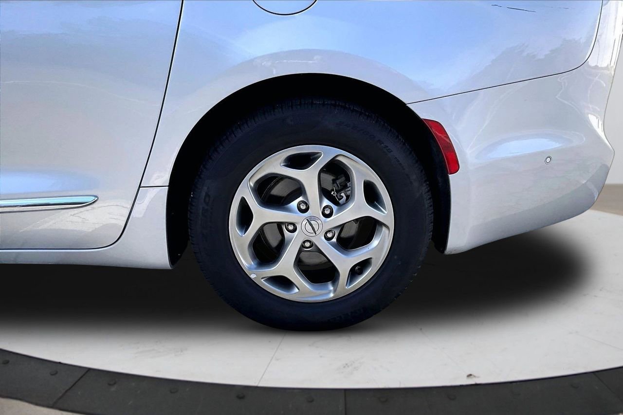Certified 2022 Chrysler Pacifica Limited image 37