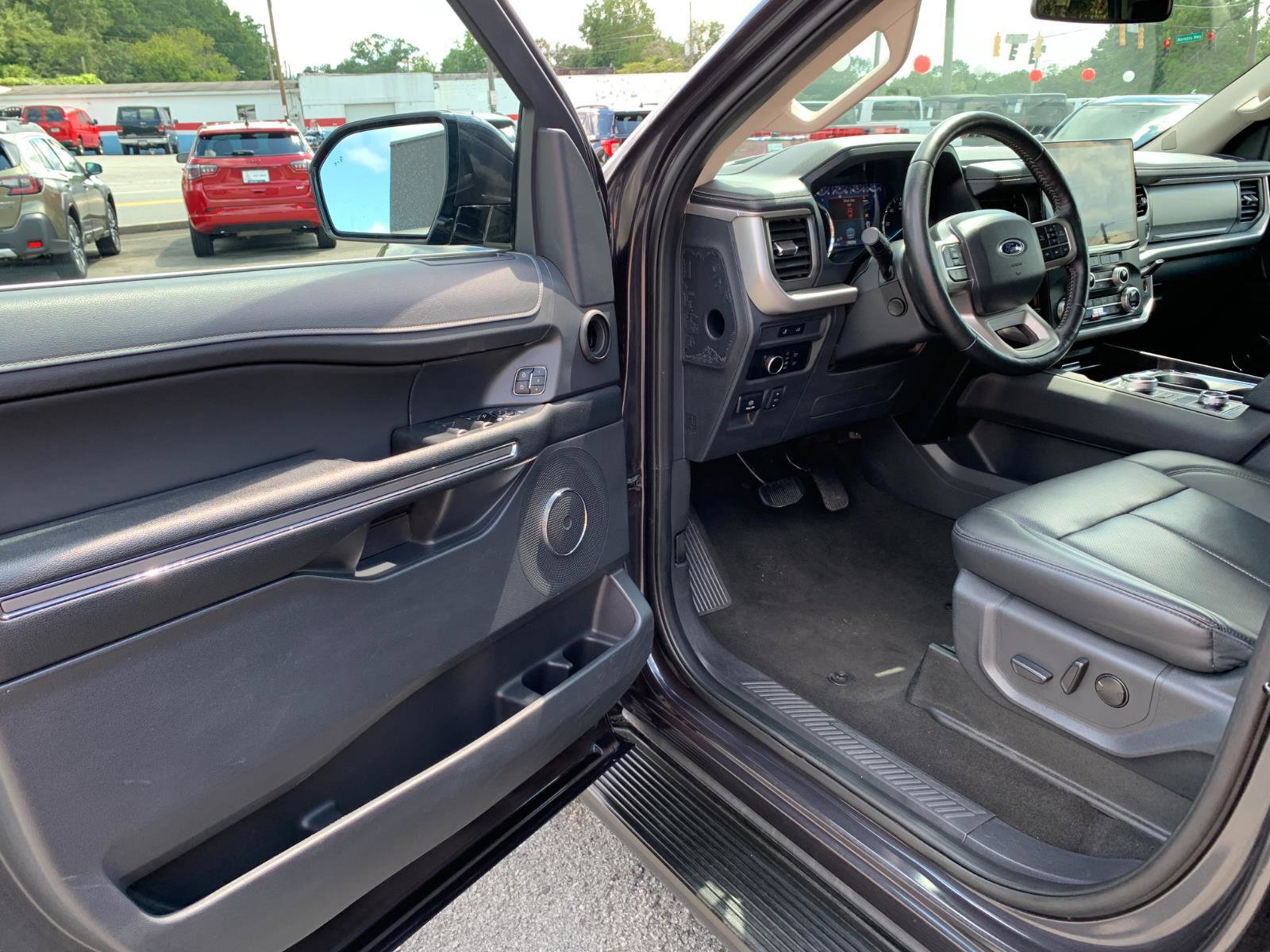 Used 2024 Ford Expedition Max XLT image 9