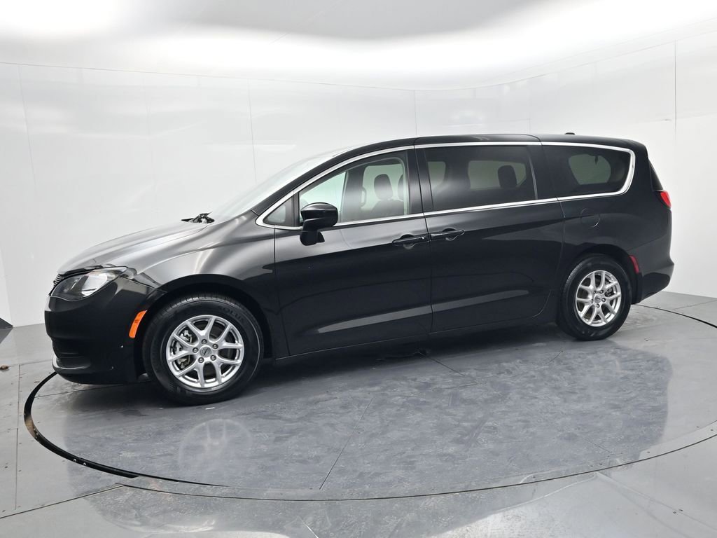 Used 2023 Chrysler Voyager LX image 4
