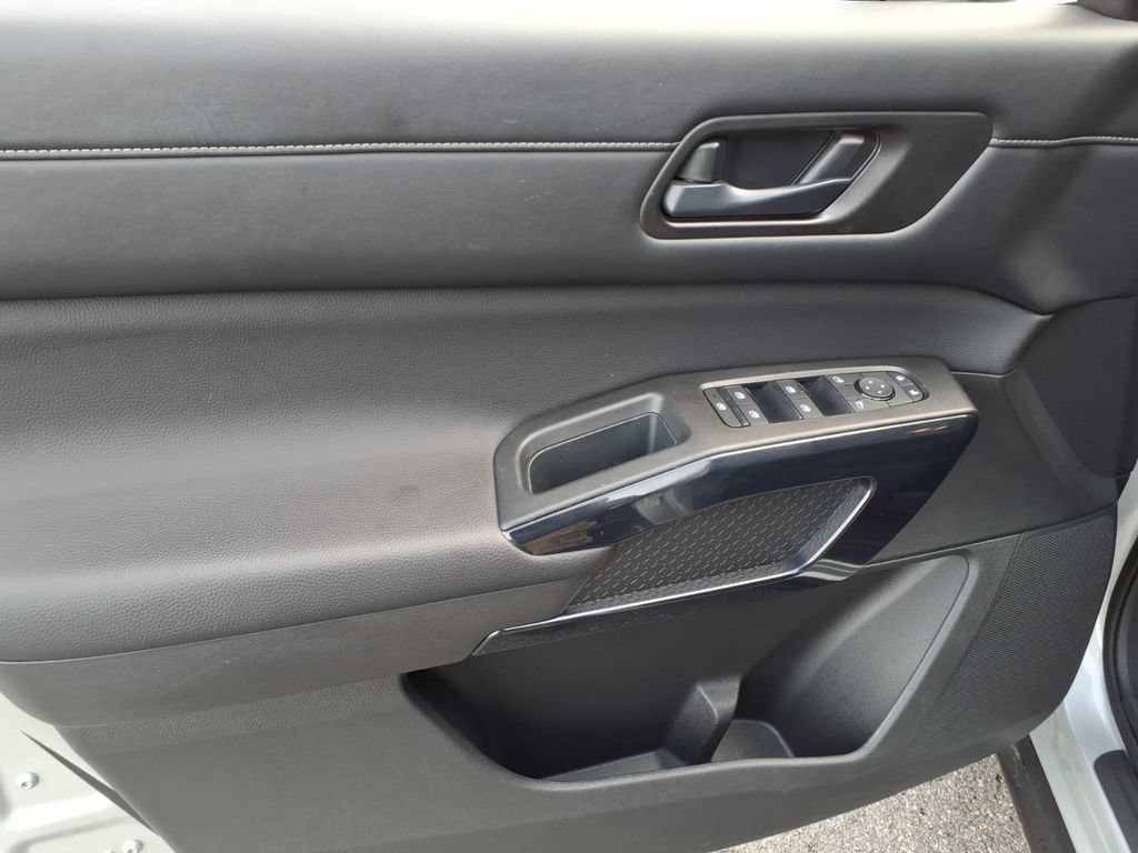Used 2025 Nissan Pathfinder SV AWD/4WD image 16