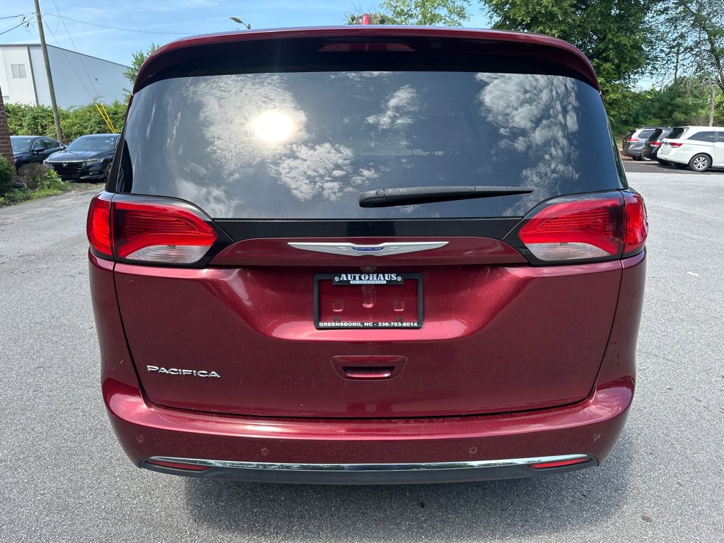 Used 2019 Chrysler Pacifica Touring-L image 6