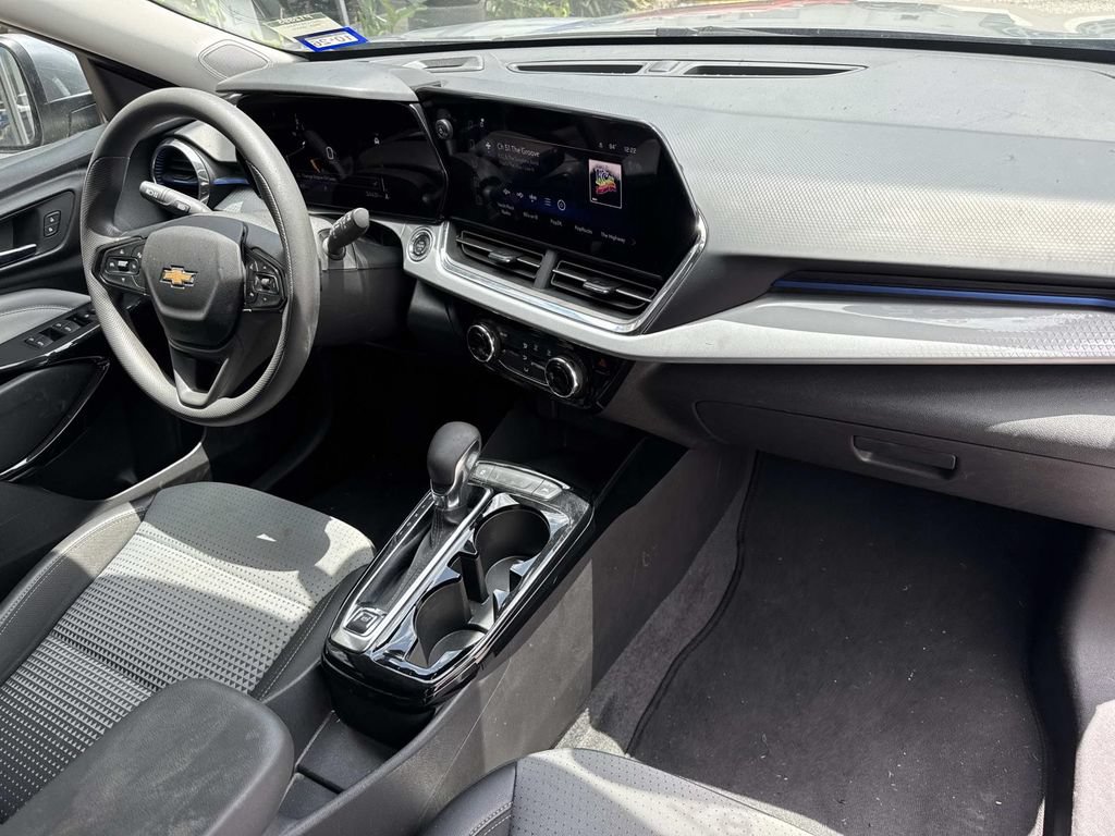 Used 2025 Chevrolet Trax LT FWD image 13
