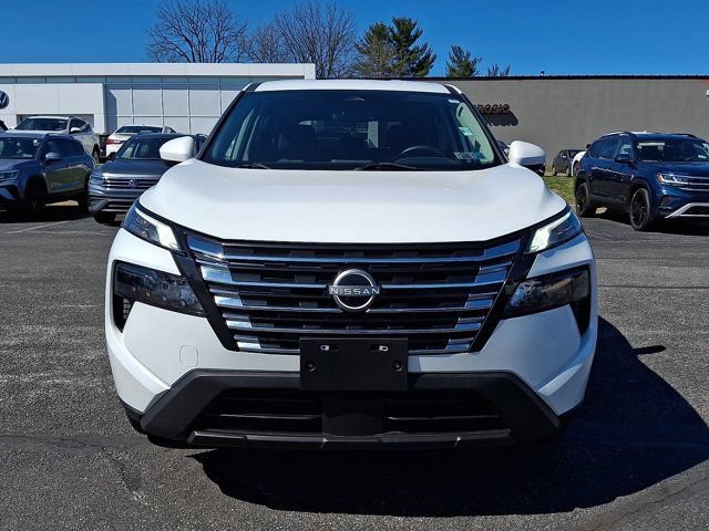 Used 2024 Nissan Rogue SV AWD/4WD image 2