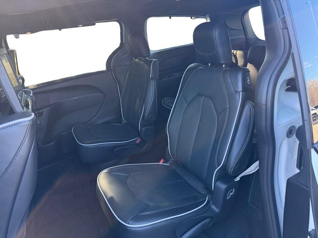 New 2026 Chrysler Pacifica Limited w/ Uconnect Theater Family Group FWD image 13