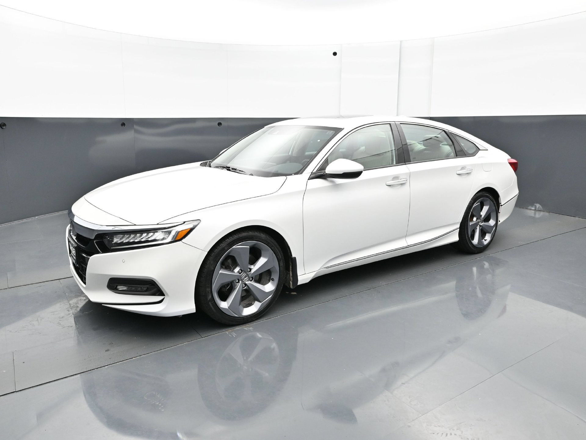 Used 2019 Honda Accord Touring image 2