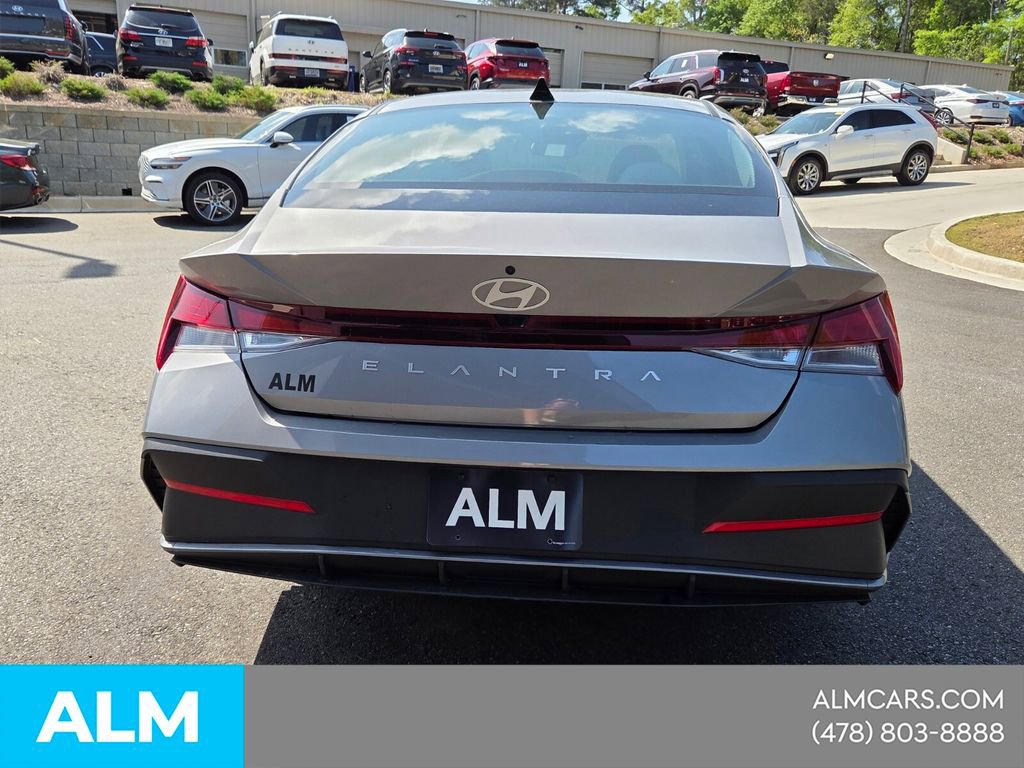 Used 2024 Hyundai Elantra SE image 12
