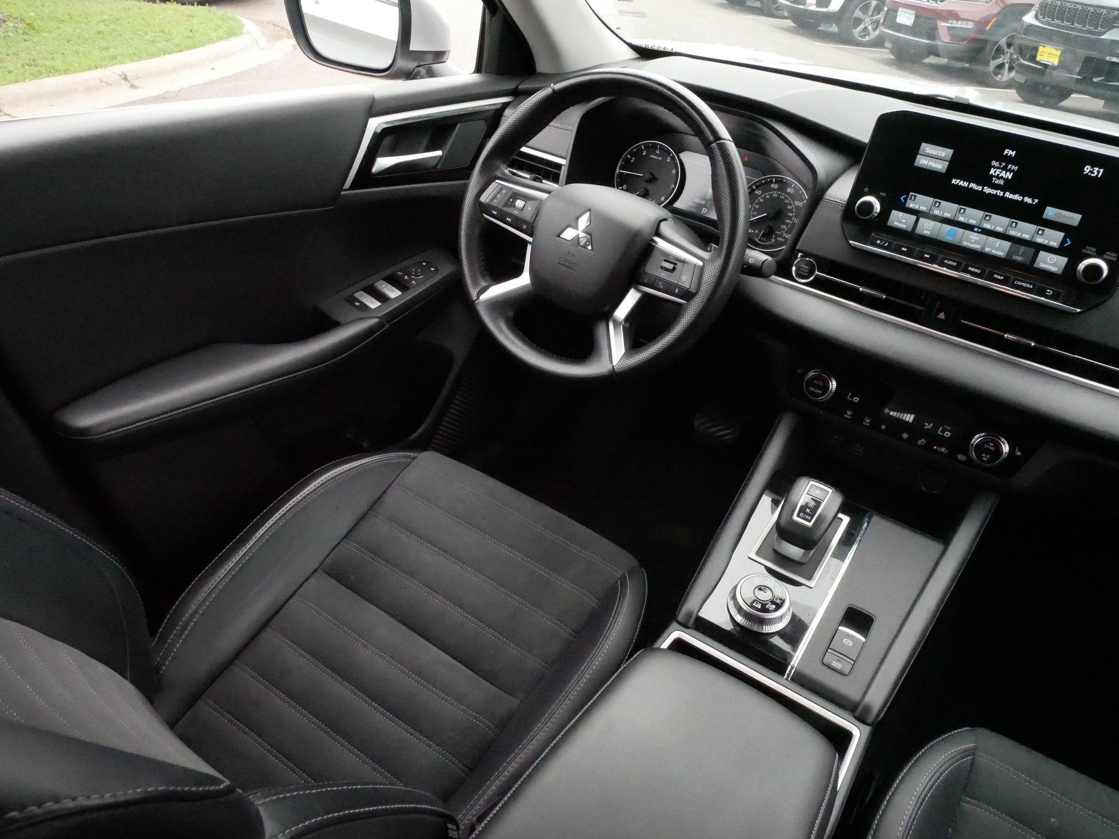 Used 2024 Mitsubishi Outlander SE AWD/4WD image 9