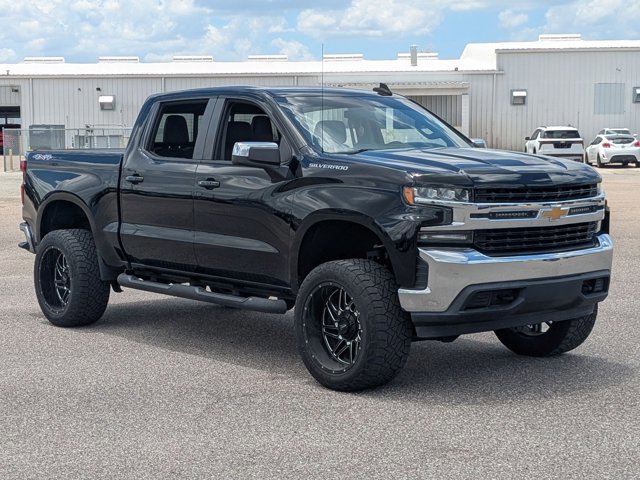 Used 2020 Chevrolet Silverado 1500 LT w/ Convenience Package AWD/4WD image 3