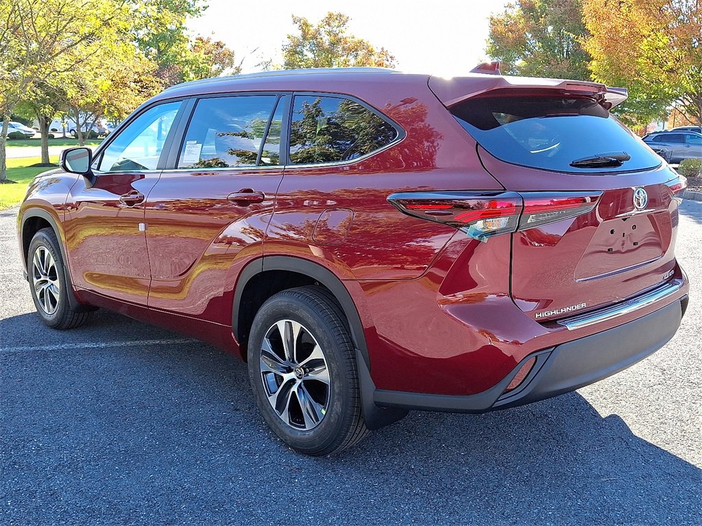 New 2025 Toyota Highlander XLE image 3