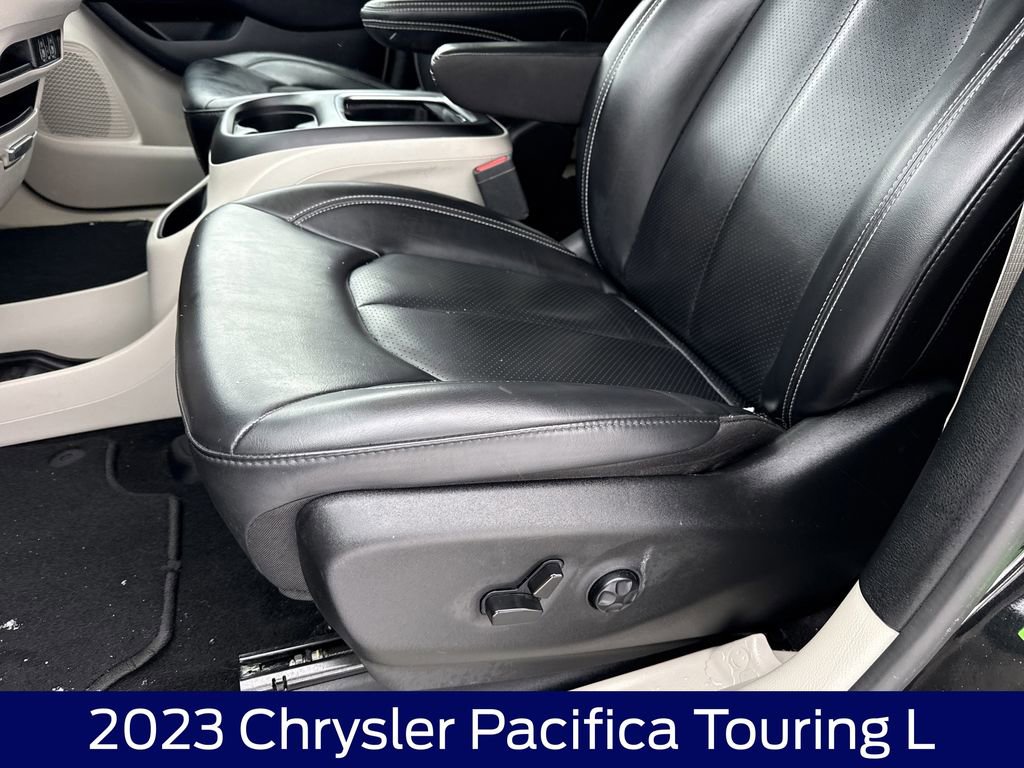 Used 2023 Chrysler Pacifica Touring-L image 12
