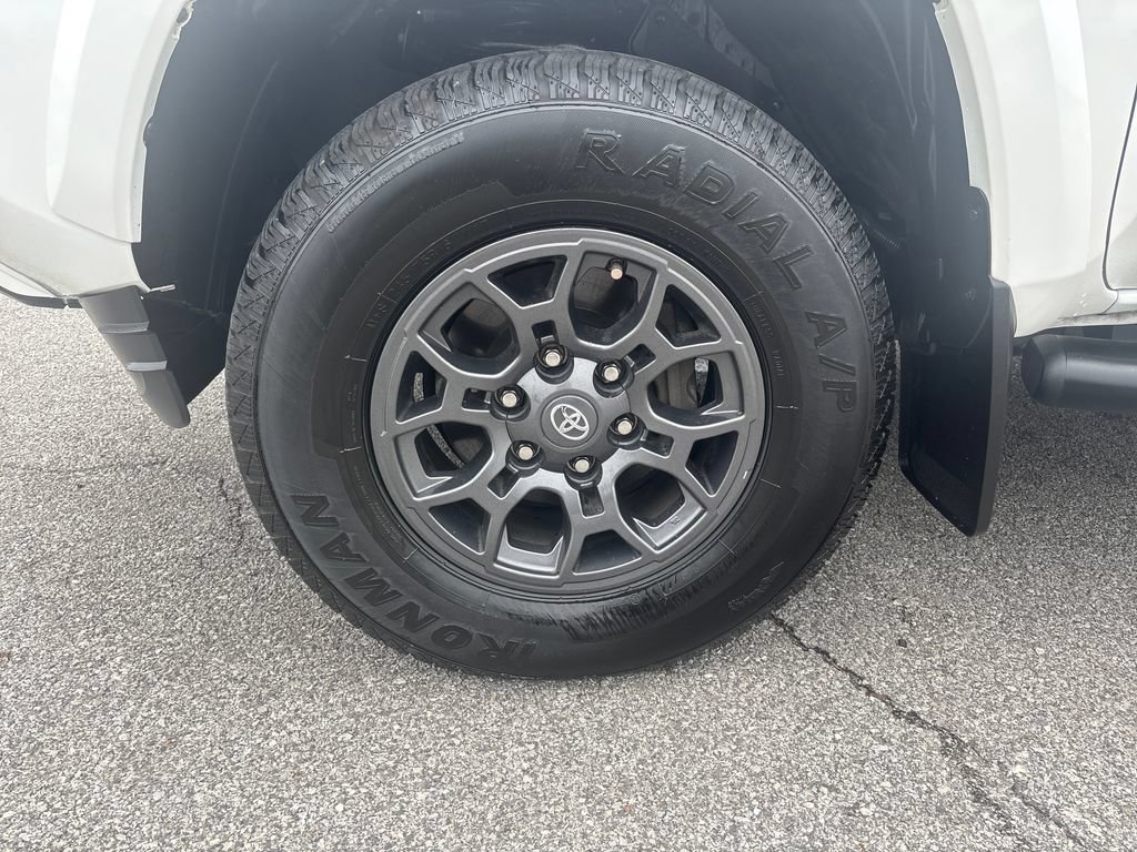 Used 2018 Toyota Tacoma SR5 AWD/4WD image 30