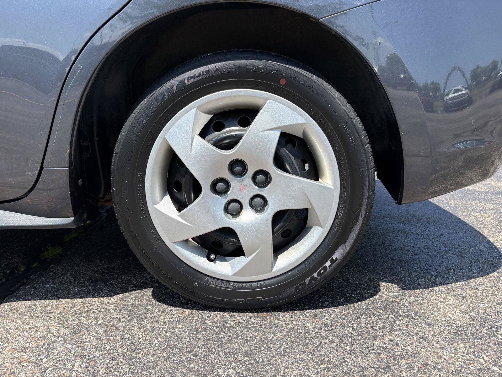 Used 2009 Pontiac Vibe w/ Preferred Package FWD image 23