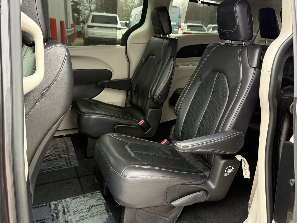 Used 2022 Chrysler Pacifica Touring-L image 17