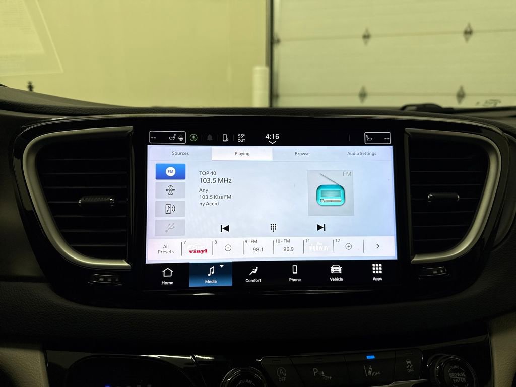 Used 2024 Chrysler Pacifica Touring-L image 17