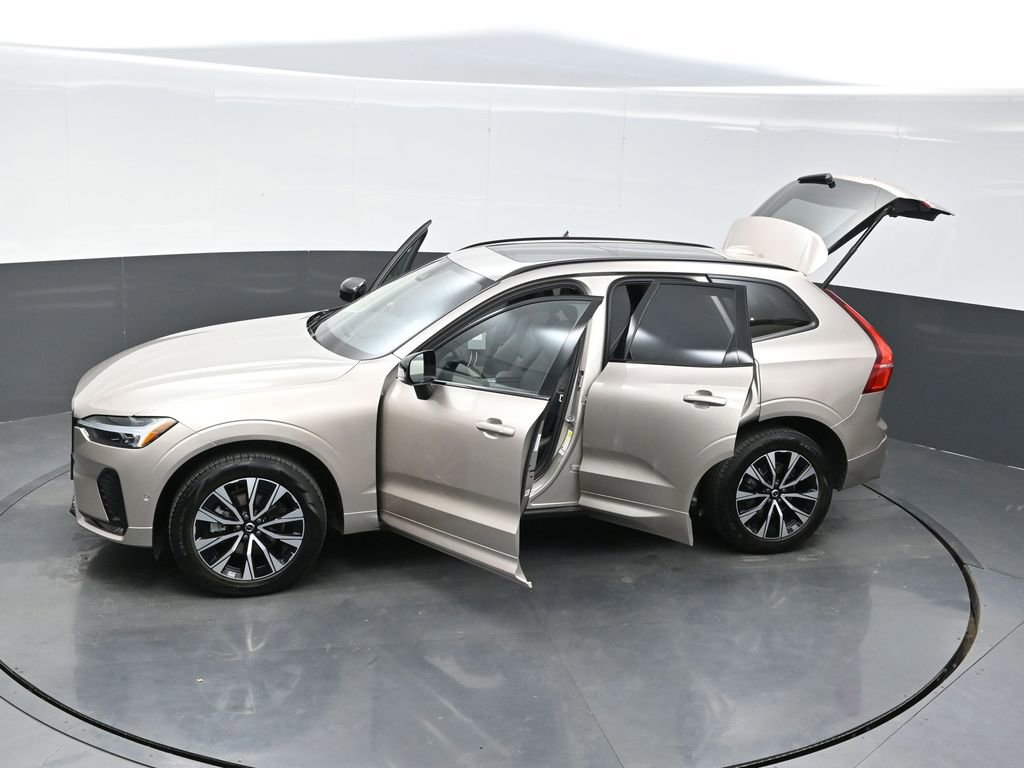 Used 2025 Volvo XC60 B5 Plus image 37