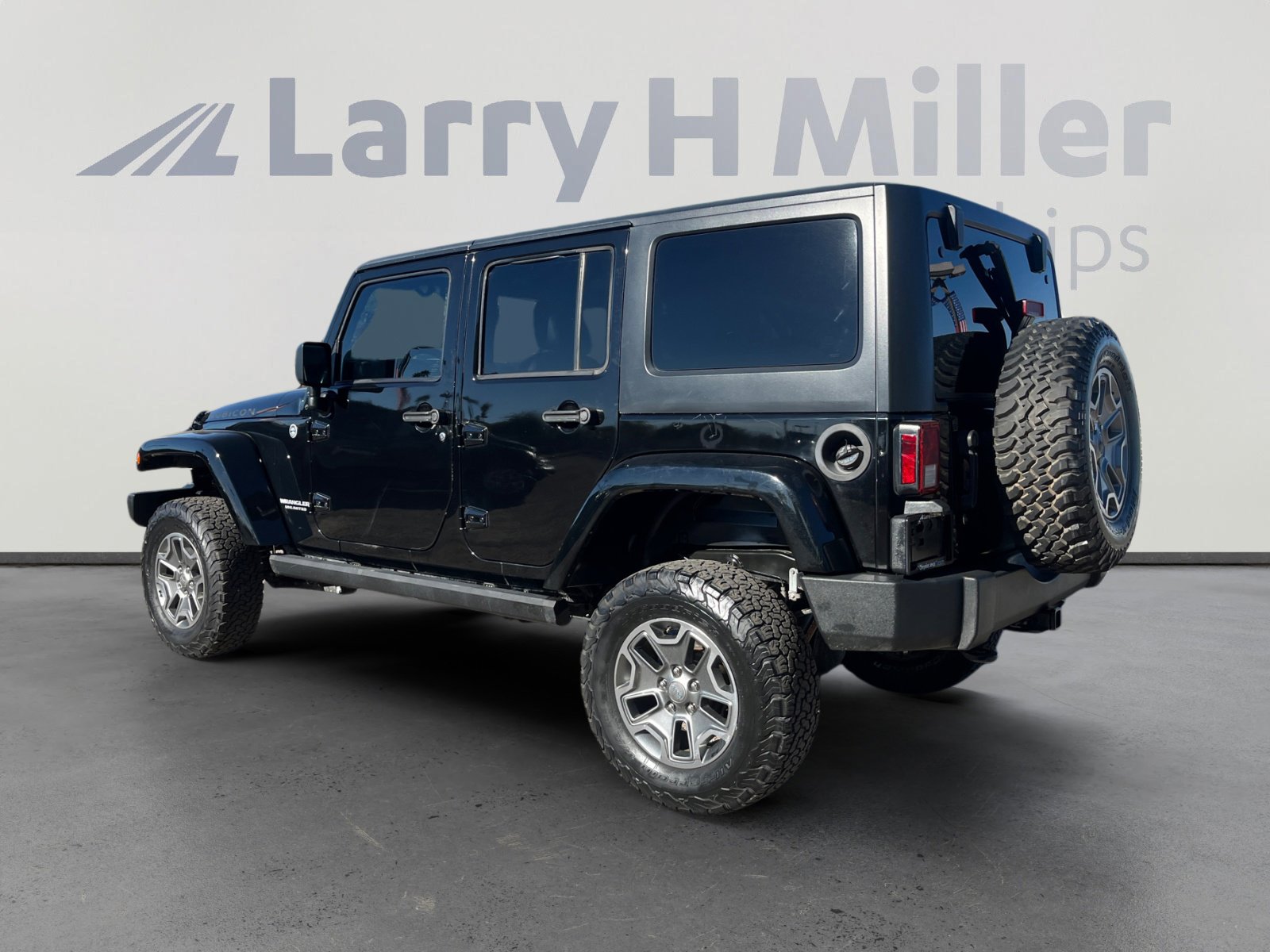 Used 2015 Jeep Wrangler Unlimited Rubicon w/ Connectivity Group image 3